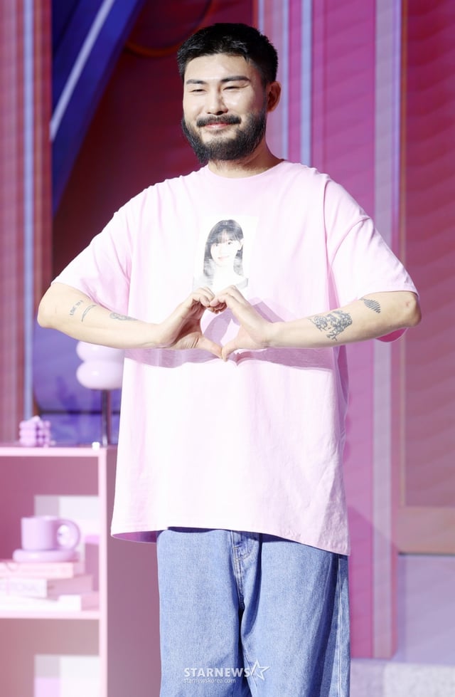 가수 카더가든이 1일 서울 마포구 호텔 나루에서 진행된 넷플릭스 예능 '모솔연애 2' 제작발표회에 참석해 포즈를 취하고 있다. /2026.07.01 /사진=김휘선 hwijpg@