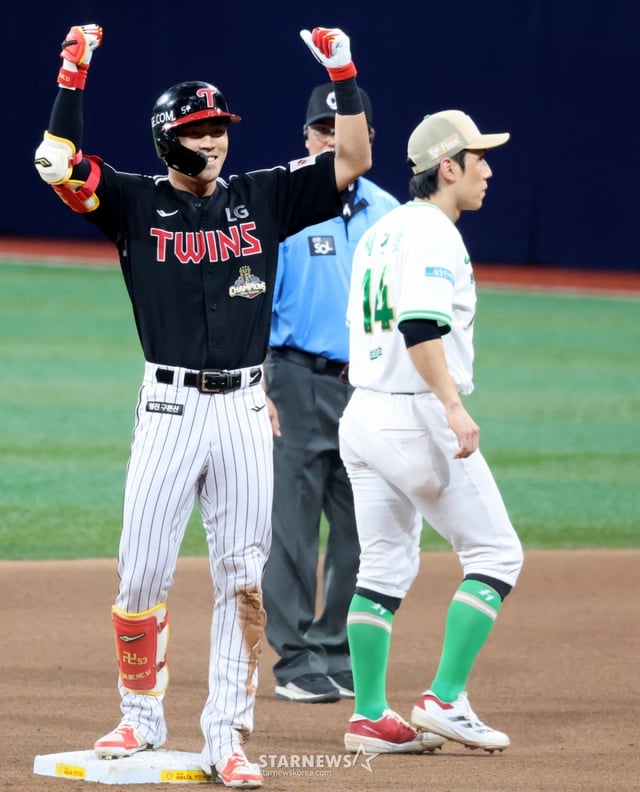 LG  천성호가  1일 고척스카이돔에서 열리는 2026KBO리그 키움히어로즈와 LG트윈스 경기 8회초 1사 1,2루에서 대타로 나와 원종현을 상대로 1타점 2루타를 터트린 후 환호하고 있다.   5-4로 앞서는 트윈스.    박동원 등 후속타가 터지며 8-4로 이닝을 마무리한 LG. 2026.07.01. /사진=강영조 cameratalks@