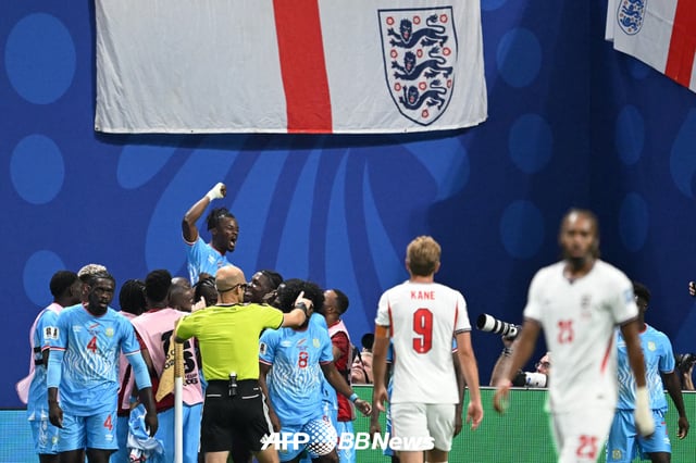 콩고민주공화국 공격수 브리안 시펜가(왼쪽)가 2일 잉글랜드와의 2026 FIFA 북중미 월드컵 32강전에서 선제골을 터뜨린 뒤 기뻐하고 있다. /AFPBBNews=뉴스1
