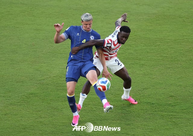 USA national team striker Paulinho Valojan (right) was sent off after stepping on an opponent's ankle during a challenge for the ball, following a video review. /AFPBBNews=NEWS1
