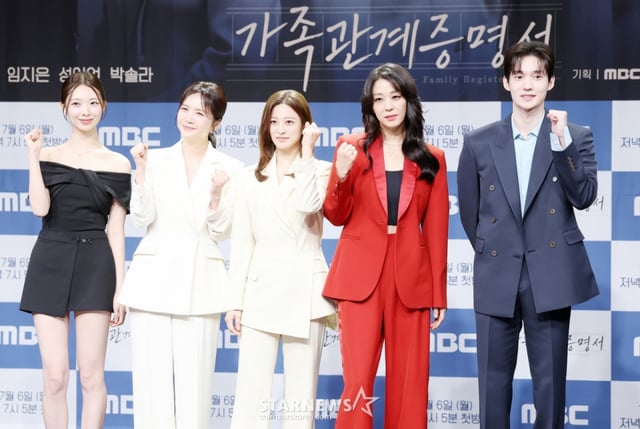 배우 박솔라, 임지은, 박세영, 한고은, 성이언이 2일 서울 마포구 상암 MBC에서 진행된 일일드라마 '가족관계증명서' 제작발표회에 참석해 포즈를 취하고 있다. /2026.07.02 /사진=김휘선 hwijpg@