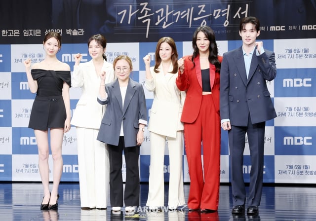 배우 박솔라, 임지은, 김미숙 PD, 배우 박세영, 한고은, 성이언이 2일 서울 마포구 상암 MBC에서 진행된 일일드라마 '가족관계증명서' 제작발표회에 참석해 포즈를 취하고 있다. /2026.07.02 /사진=김휘선 hwijpg@