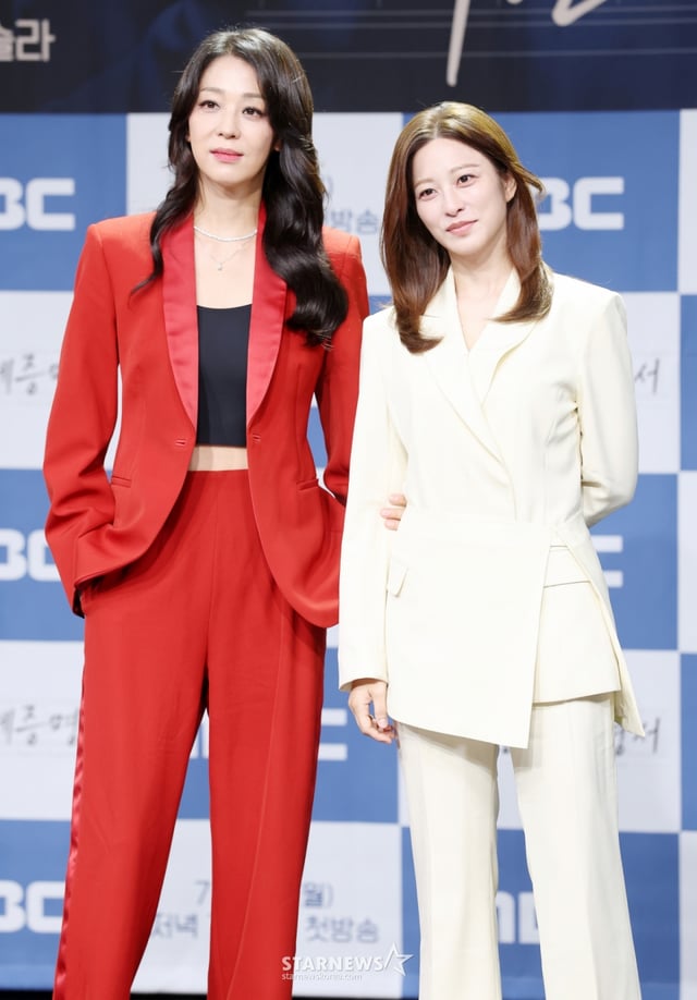 배우 한고은, 박세영이 2일 서울 마포구 상암 MBC에서 진행된 일일드라마 '가족관계증명서' 제작발표회에 참석해 포즈를 취하고 있다. /2026.07.02 /사진=김휘선 hwijpg@