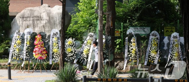 1일 오후 서울 강동구 배재고등학교 정문 앞에 근조화환이 놓여 있다. 배재고 야구부 선수들이 광주제일고 학생들에게 한 조롱 응원을 비판하기 위함이다. /사진=뉴스1 제공