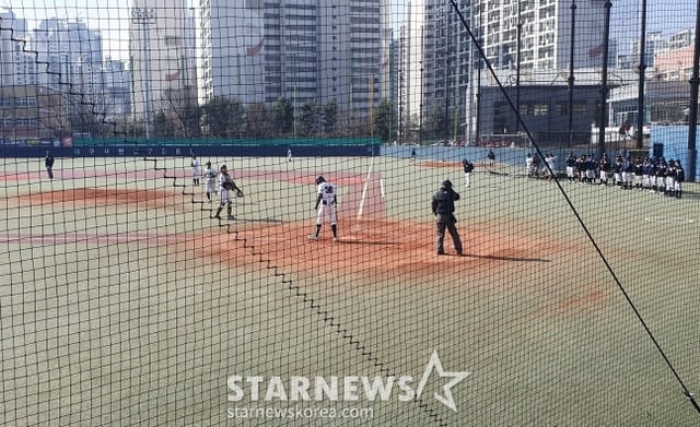 과거 대구 한 학교에서 열린 2월 윈터리그 풍경. 학생 선수들은 프로 입단을 위해 2월부터 본격적인 시즌에 돌입한다. 배재고 학생들은 잘못된 응원으로 그간의 노력이 물거품이 될 위기에 처했다. 사진은 기사 내용과 상관 없음. /사진=김동윤 기자