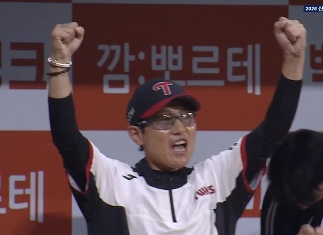 5회 오스틴의 홈런이 나오자 만세를 부르는 염경엽 감독. /사진=중계 화면 캡처