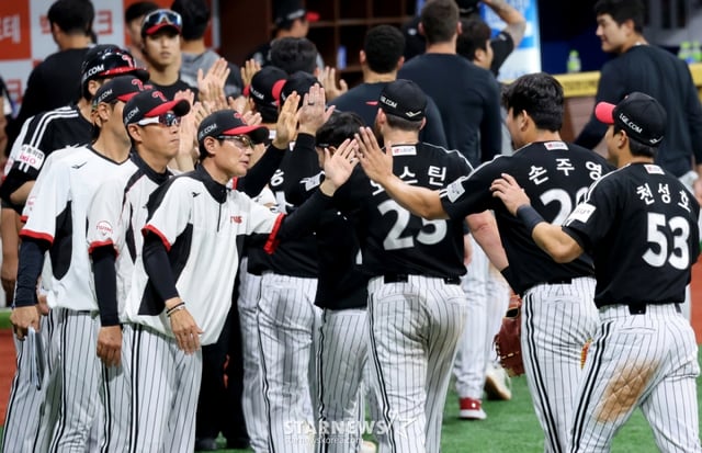 LG 염경엽 감독과 선수들이  1일 고척스카이돔에서 열리는 2026KBO리그 키움히어로즈와 LG트윈스 경기에서 10-4로 승리한 후 자축하고 있다.    2홈런 오스틴과 대타결승타 주인공 천성호, 마무리 손주영이 염감독과 하이파이브를 나누고 있다. 2026.07.01. /사진=강영조 cameratalks@
