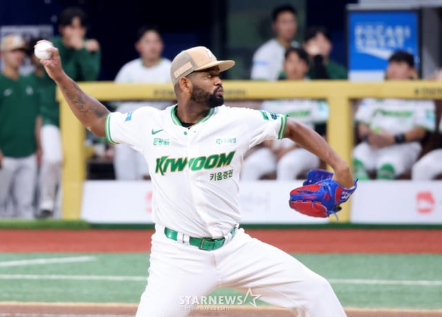 Kiwoom starting pitcher Alcantara is pitching well, allowing only two runs through five innings in the 2026 KBO League match between Kiwoom Heroes and LG Twins held at Gocheok Sky Dome on July 1, 2026. 2026.07.01. /Photo=Senior reporter Kang Young-jo cameratalks@