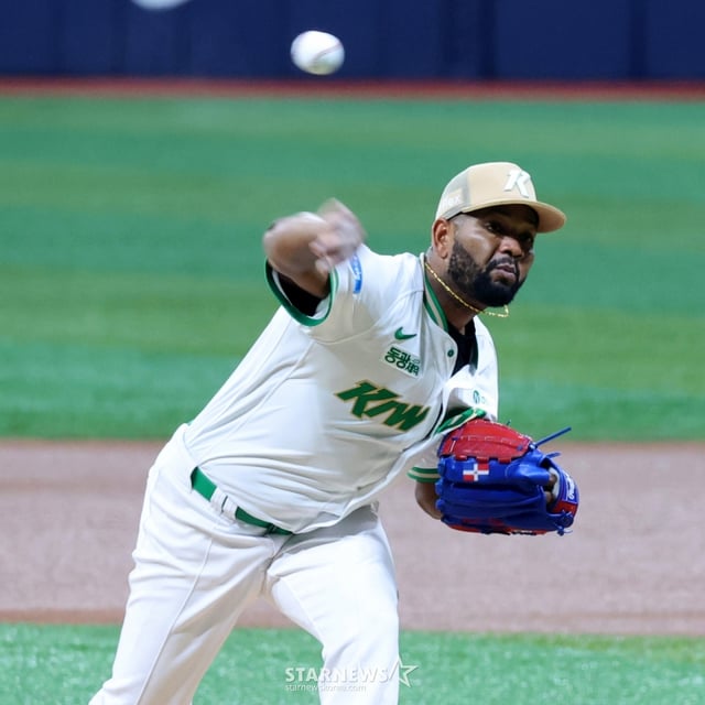 Kiwoom right-handed pitcher Alcantara is starting in the 2026 KBO League match between Kiwoom Heroes and LG Twins at Gocheok Sky Dome on July 1, 2026. LG's Ham Deok-joo also started as the pitcher. 2026.07.01. /Photo=Senior reporter Kang Young-jo cameratalks@