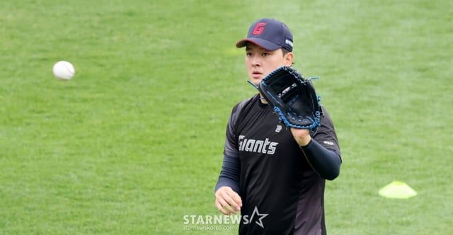 롯데 우완불펜 김원중이 19일 한화생명이글스파크에서 열리는 2026KBO리그 한화이글스와 롯데자이언츠 경기를 앞두고 외야에서 피칭훈련을 하고 있다. 2026.05.19. /사진=강영조 선임기자