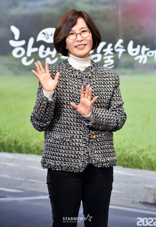 가수 이선희가 5일 오후 온라인으로 진행된 KBS 새 예능 '한 번쯤 멈출 수밖에' 제작발표회에 참석해 포즈를 취하고 있다. <사진=KBS> 2020.01.05