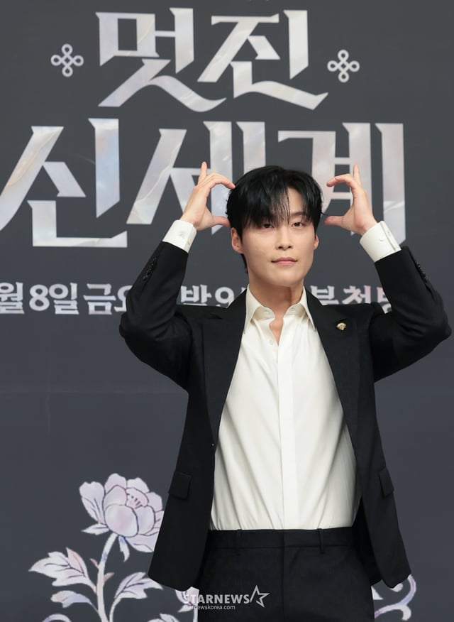 (서울=뉴스1) 권현진 기자 = 배우 허남준이 7일 서울 양천구 목동SBS에서 열린 SBS 새 금토드라마 '멋진 신세계'(극본 강현주/ 연출 한태섭) 제작발표회에 참석해 포즈를 취하고 있다. '멋진 신세계'는 희대의 조선 악녀 영혼이 씌어 '악질'로 변한 무명배우 신서리(임지연 분)와 자본주의가 낳은 괴물이라 불리는 악질재벌 차세계(허남준 분)의 일촉즉발 전쟁 같은 로맨스 코미디 드라마다. 2026.5.7/뉴스1 Copyright © 뉴스1. All rights reserved. 무단 전재 및 재배포, AI학습 이용 금지. /사진=(서울=뉴스1) 권현진 기자