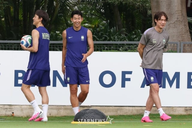대한민국 축구 국가대표팀이 2026 북중미월드컵을 닷새 앞두고 6일 멕시코 과달라하라 치바스 바예베르데에서 첫 훈련을 진행했다. 이재성과 손흥민이 홍명보 감독 앞에서 밸런스 훈련을 하고 있다. 홍명보호는 오는 6월 12일 오전 11시(한국시간) 체코와 운명의 조별리그 1차전, 그리고 일주일 뒤인 19일 오전 10시 개최국 멕시코와 분수령이 될 2차전을 이곳 과달라하라에서 치른다. /사진=김진경 대기자.