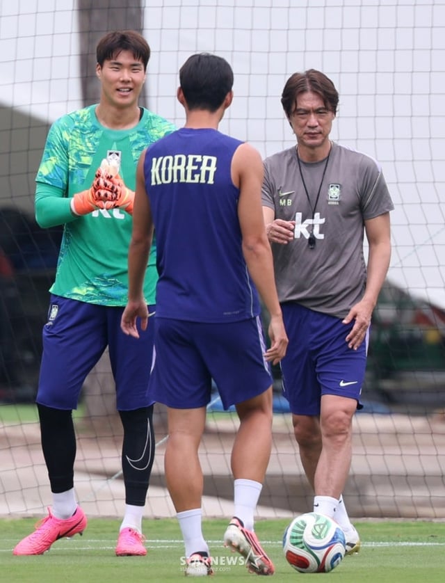 대한민국 축구 국가대표팀이 2026 북중미월드컵을 앞두고 8일 멕시코 과달라하라 치바스 베르데 바예에서 훈련을 진행했다. 홍명보 감독이 주장 손흥민에 말을 건네고 있다. /사진=김진경 대기자.