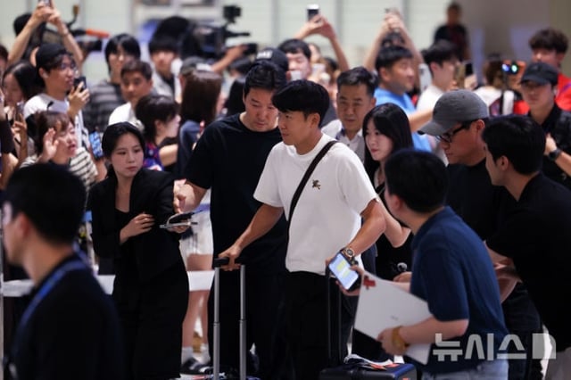 한국 축구대표팀 손흥민(가운데)이 인천국제공항을 통해 귀국하고 있다. /사진=뉴시스 제공
