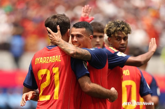 Mikel Oyarzabal (left) and Pedro Porro (center) celebrate after scoring goals during the 2026 FIFA North America World Cup Round of 32 match between Spain and Austria at Los Angeles Stadium in Inglewood, California, USA, on the 3rd (Korea time). /AFPBBNews=NEWS1
