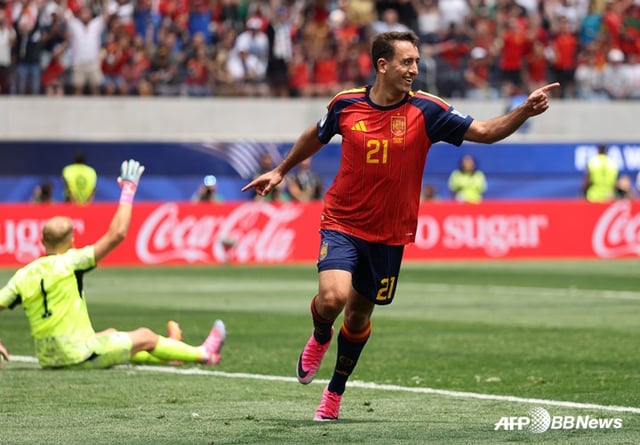 Mikel Oyarzabal (center) is performing his goal celebration. /AFPBBNews=NEWS1