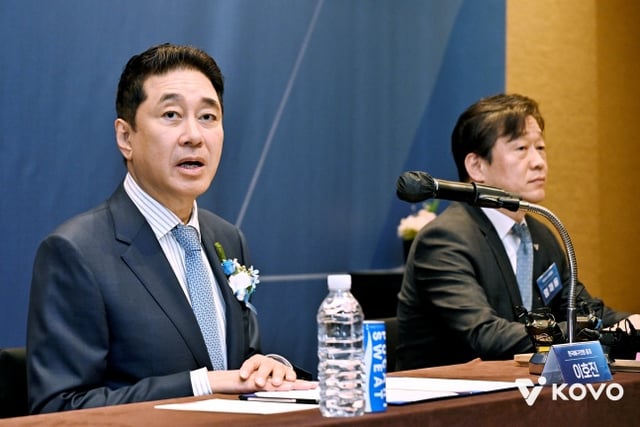 이호진 제9대 한국배구연맹 총재(왼쪽)과 엄재용 신임 사무총장이 3일 서울 한남동 그랜드하얏트 서울에서 열린 KOVO 제9대 취임 기자회견에서 발언하고 있다. /사진=한국배구연맹 제공