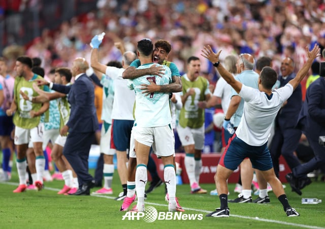 Portuguese players celebrating after Croatia's equalizing goal in stoppage time of the 2026 FIFA North American World Cup Round of 32 match between Portugal and Croatia at Toronto Stadium in the U.S. on the 3rd was disallowed following video review. /AFPBBNews=NEWS1
