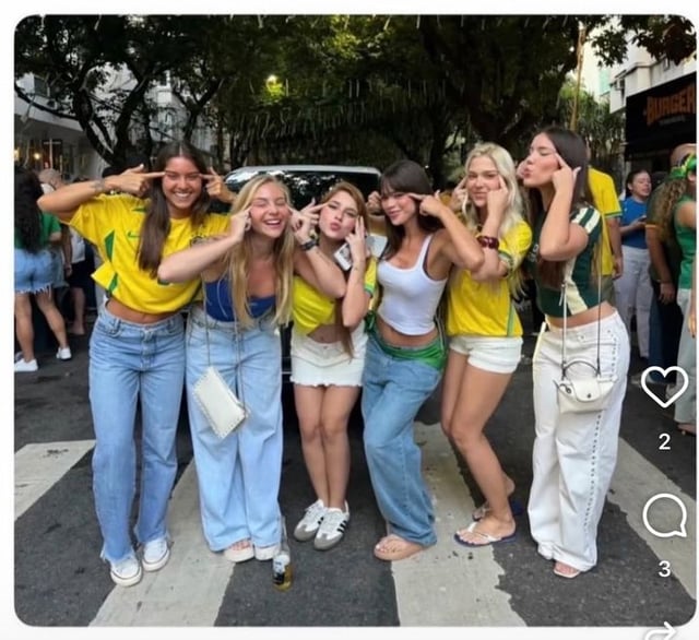 브라질의 한 인플루언서가 지인들과 함께 일본 축구대표팀을 향한 인종차별성 제스처를 하고 있다. /사진='brenndamaral SNS 갈무리