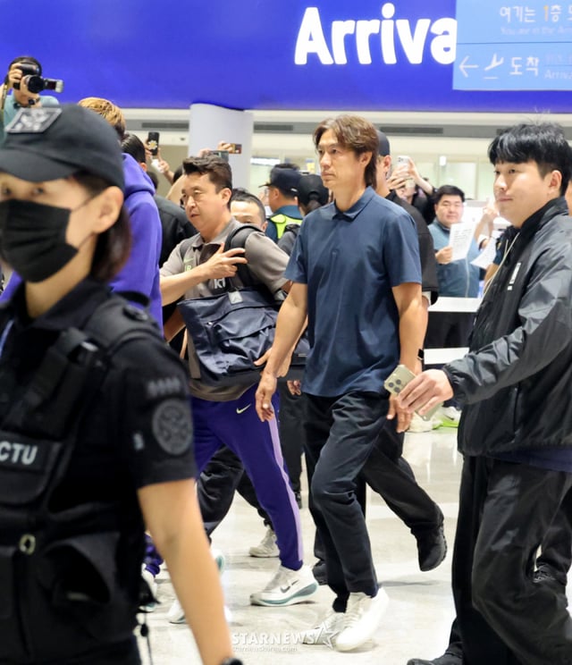 Hong Myung-bo, former head coach of the South Korean national football team who left under a cloud after failing to qualify for the 2026 FIFA World Cup in North America, Central America and the Caribbean, returned home on the morning of the 30th through Terminal 2 at Incheon Airport alongside players such as Cho Hyun-woo, Lee Kang-in, and Kim Min-jae. Coach Hong exited the terminal without any media contact or statement. June 30, 2026. Park Hang-seo, head of the support team, is pushing a cart ahead. /Photo=Senior reporter Kang Young-jo cameratalks@