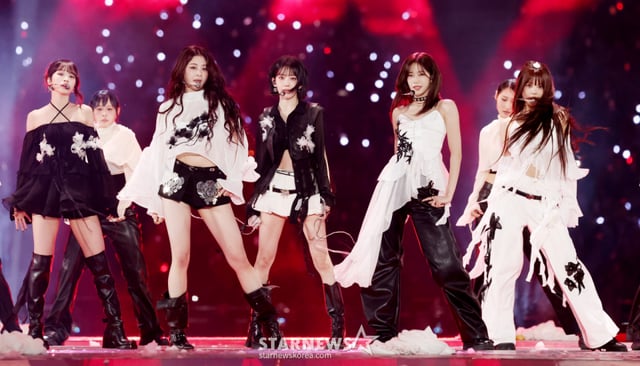 그룹 르세라핌이 6일 가오슝 내셔널 스타디움에서 진행된 스타뉴스 주최 '10주년 아시아 아티스트 어워즈 2025(10th Anniversary Asia Artist Awards 2025, '10주년 AAA 2025')에서 멋진 무대를 선보이고 있다. /2025.12.06 /사진=김휘선 hwijpg@