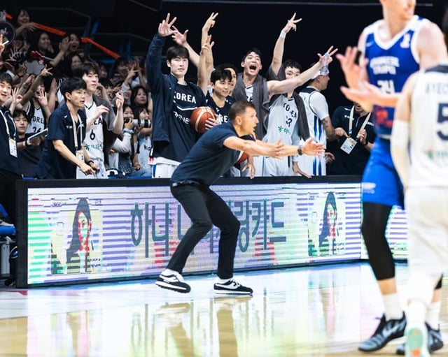 작전 지시하는 마줄스 감독. /사진=FIBA