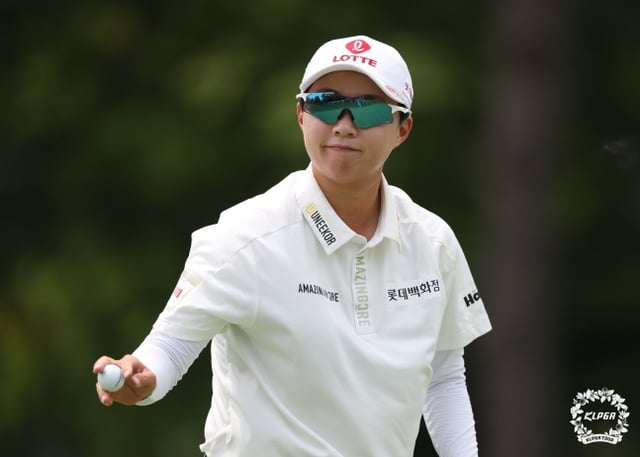 김효주가 3일 인천 서구 베어즈베스트 청라(파72)에서 열린 한국여자프로골프(KLPGA) 투어 롯데 오픈 2라운드에서 퍼트를 성공시킨 뒤 환호하는 갤러리를 향해 손을 들어 화답하고 있다. /사진=KLPGT 제공