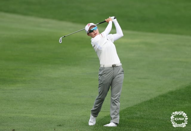 김효주가 3일 인천 서구 베어즈베스트 청라(파72)에서 열린 한국여자프로골프(KLPGA) 투어 롯데 오픈 2라운드에서 아이언샷을 날리고 타구를 바라보고 있다. /사진=KLPGT 제공