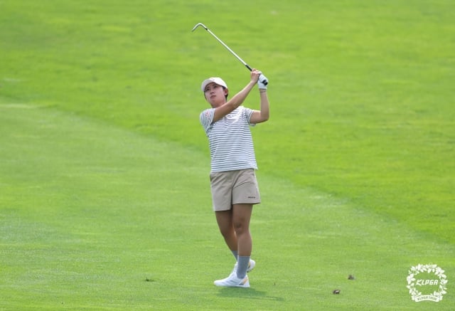황유민이 3일 인천 서구 베어즈베스트 청라(파72)에서 열린 한국여자프로골프(KLPGA) 투어 롯데 오픈 2라운드에서 아이언샷을 날리고 타구를 바라보고 있다. /사진=KLPGT 제공