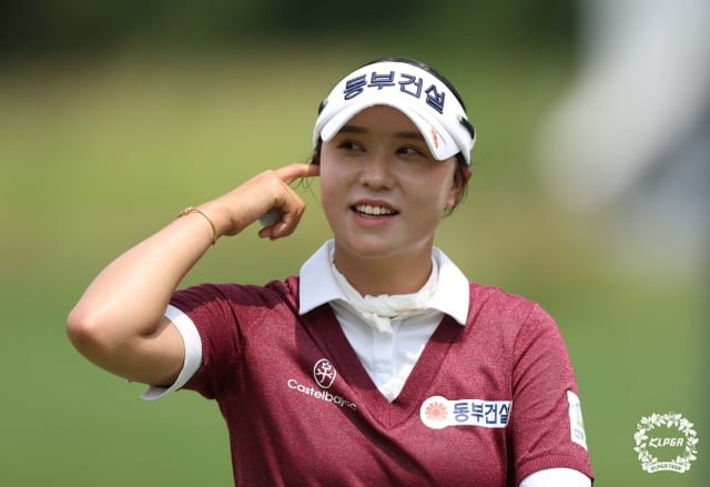 문정민이 3일 인천 서구 베어즈베스트 청라(파72)에서 열린 한국여자프로골프(KLPGA) 투어 롯데 오픈 2라운드에서 퍼트를 마친 뒤 미소를 짓고 있다. /사진=KLPGT 제공