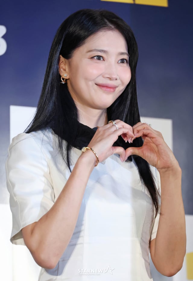배우 오윤아가 9일 오후 서울 광진구 롯데시네마 건대입구점에서 진행된 영화 '미스매치'(감독 손태웅) 언론배급시사회 및 기자간담회에 참석해 포즈를 취하고 있다. /2026.04.09 /사진=이동훈 photoguy@