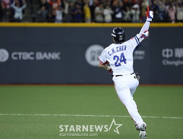 '2024 WBSC 프리미어12' B조 예선 한국-대만전이 13일 대만 타이베이돔에서 열렸다. 대만 천천웨이가 2회말 무사 만루에서 한국 선발 고영표를 통타, 만루 홈런을 날린 후 홈인하고 있다. /사진=김진경 대기자