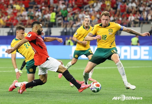 Mohamed Salah (second from the left) is seen competing for the ball. /AFPBBNews=NEWS1