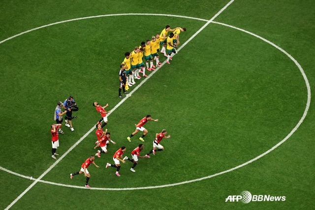Players from both teams immediately after the penalty shootout. /AFPBBNews=NEWS1