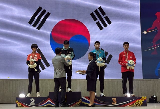 김택수 ATTU 부회장이 3일 제30회 아시아청소년탁구선수권대회 U-15 남자단식 우승을 차지한 대전동산중 이승수(뒷줄 왼쪽에서 2번째)에게 직접 시상하고 있다. /사진=대한탁구협회 제공.