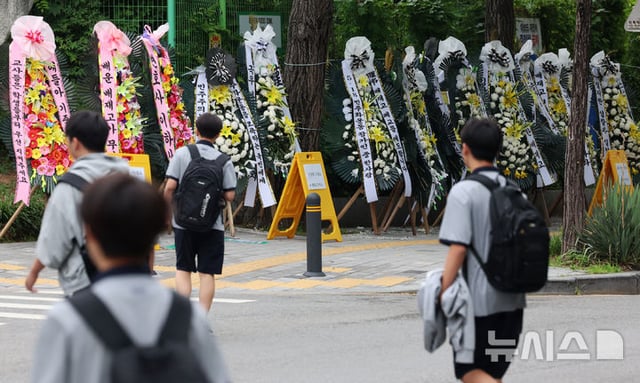 배재고 일반 학생들이 지난 2일 서울 강동구 배재고등학교 앞에 놓인 근조 화환을 지켜보고 있다. 학교 앞 화환들은 4일 현재 모두 철거된 상태다. /사진=뉴시스 제공