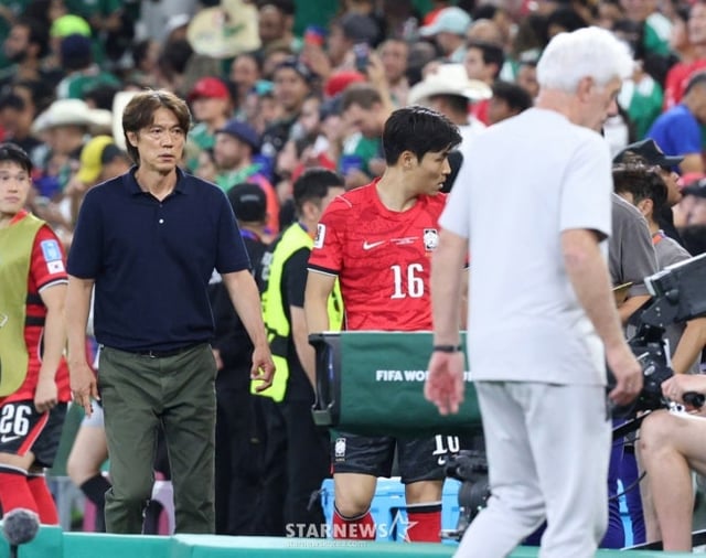Former coach Hong Myung-bo (left). /Photo=Chief correspondent Kim Jin-kyung
