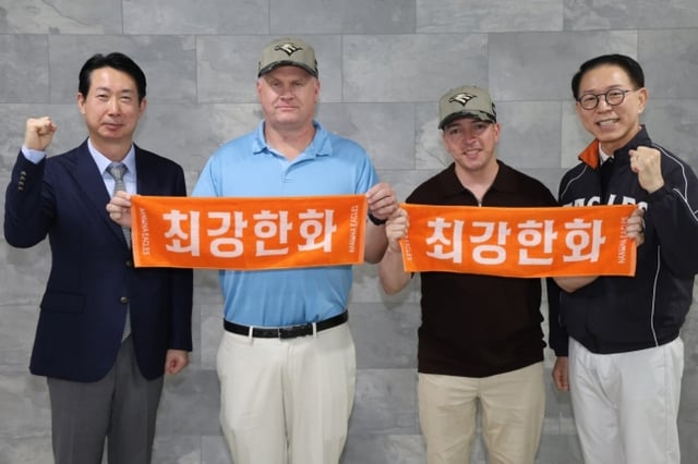 한화 이글스와 한화 에어로스페이스가 3일 잠실야구장에서 열린 LG 트윈스와 원정경기에 주한 미군 장병들을 초청해 ㅣㄱ념촬영을 하고 있다. /사진=한화 이글스 제공