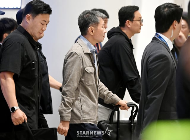 북중미월드컵 조별예선 탈락한 축구대표팀 홍명보 전 감독이 전격 사퇴한 후 선수단과 함께 귀국한 가운데 정몽규 KFA회장도 30일 오전 인천공항 제2청사를 빠져나가고 있다. 북중미월드컵 조별예선 탈락한 축구대표팀 홍명보 전 감독이 전격 사퇴한 후 선수단과 함께 귀국한 가운데 정몽규 KFA회장도 30일 오전 인천공항 제2청사를 빠져나가고 있다. /사진=강영조 선임기자