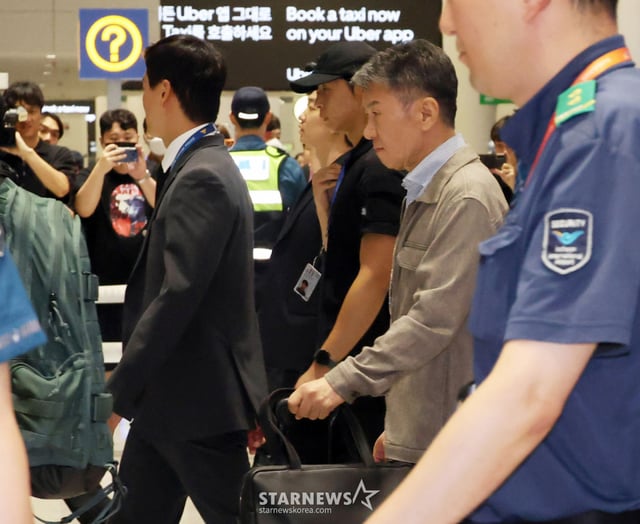 북중미월드컵 조별예선 탈락한 축구대표팀 홍명보 전 감독이 전격 사퇴한 후 선수단과 함께 귀국한 가운데 정몽규 KFA회장도 30일 오전 인천공항 제2청사를 빠져나가고 있다. 북중미월드컵 조별예선 탈락한 축구대표팀 홍명보 전 감독이 전격 사퇴한 후 선수단과 함께 귀국한 가운데 정몽규 KFA회장도 30일 오전 인천공항 제2청사를 빠져나가고 있다. /사진=강영조 선임기자