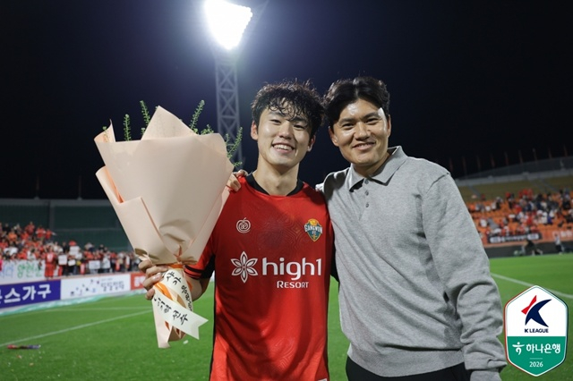 이기혁(왼쪽)과 정경호 강원 감독. /사진=한국프로축구연맹 제공