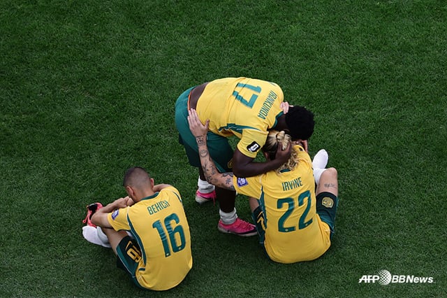 Australian players expressing regret over their elimination from the Round of 32. /AFPBBNews=NEWS1