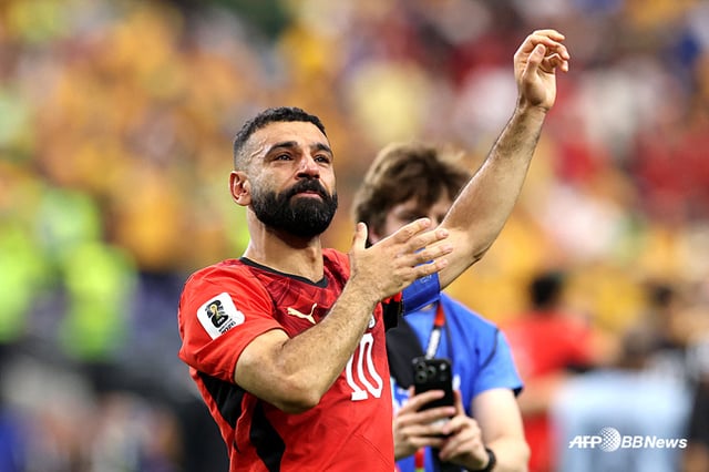 Egyptian ace Mohamed Salah greets fans after winning in the Round of 32. /AFPBBNews=NEWS1