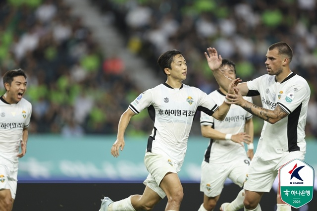강원의 골 세리머니. /사진=한국프로축구연맹 제공