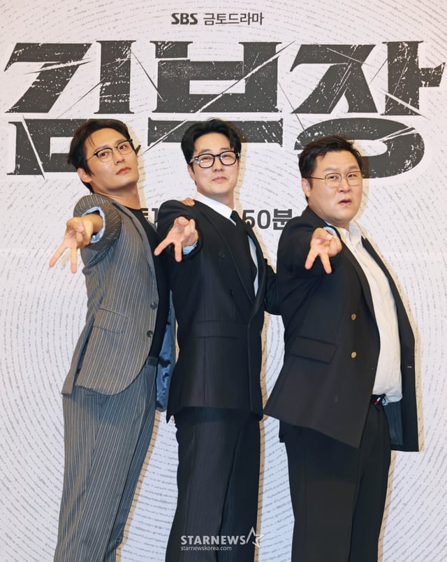 배우 최대훈, 소지섭, 윤경호가 25일 오후 서울 양천구 목동 SBS에서 진행된 금토드라마 ‘김부장’ 제작발표회에 참석해 포즈를 취하고 있다.  세상에서 가장 평범한 아빠가 하나뿐인 딸을 되찾기 위해 싸우는 복수 액션 드라마 '김부장'은 오는 26일 첫 방송된다. /2026.06.25 /사진=이동훈 photoguy@