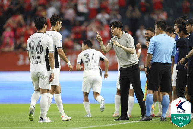 작전지시를 내리는 강원FC 정경호 감독(오른쪽). /사진=한국프로축구연맹 제공