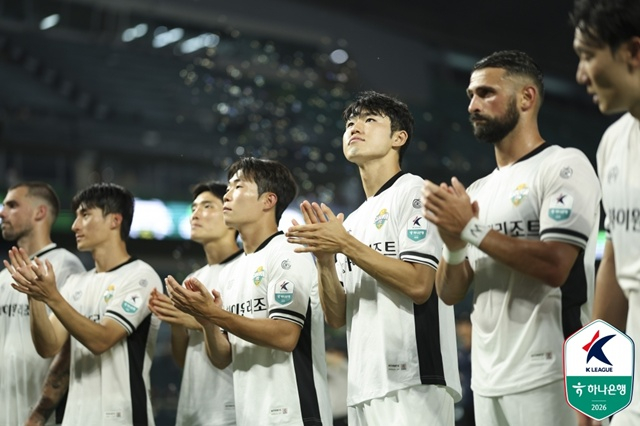 전북현대 원정에서 승리한 뒤 팬들에게 인사하는 강원FC 선수단. /사진=한국프로축구연맹 제공