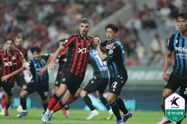 Babets (left) and Lee Chung-yong are seen competing for the ball. /Photo=Korea Professional Football League