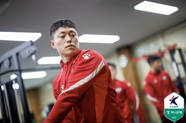 훈련에 집중하는 박철우. /사진=한국프로축구연맹 제공